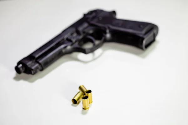 Pistol Med 9Mm Skal Djurtarmarna Vitt Bord — Stockfoto