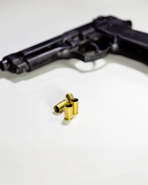 Pistol Med 9Mm Skal Djurtarmarna Vitt Bord — Stockfoto