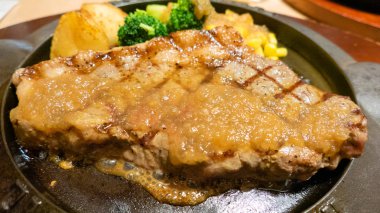 Japon tarzı portakal soslu pişmiş biftek