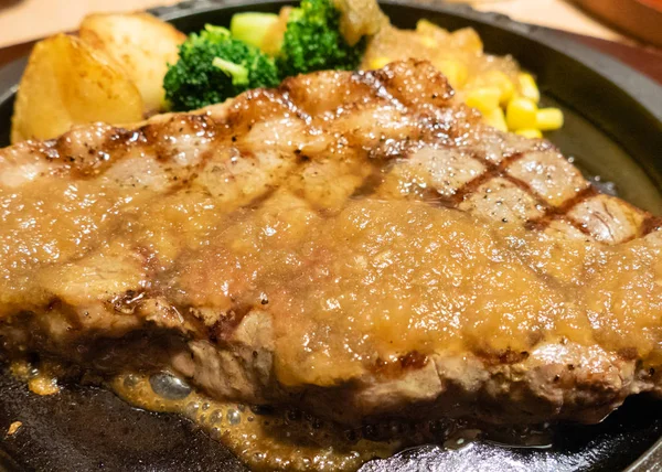 Steak Nach Japanischer Art Mit Orangensoße Zubereitet — Stockfoto