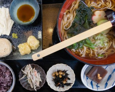 Udon buğday noodle ile sıcak çorba, soya sütü cilt ve tempura rulo