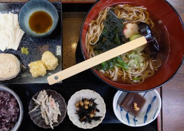 Udon buğday noodle ile sıcak çorba, soya sütü cilt ve tempura rulo