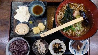 Udon buğday noodle ile sıcak çorba, soya sütü cilt ve tempura rulo