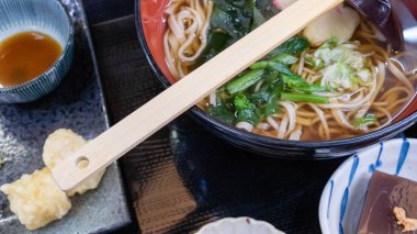 Udon buğday noodle ile sıcak çorba, soya sütü cilt ve tempura rulo