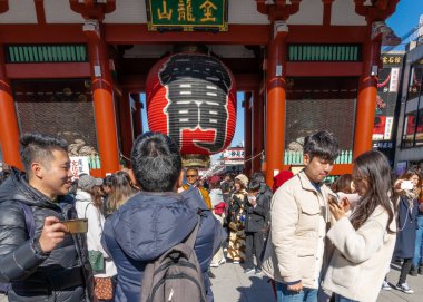 Tokyo, Japonya - 1 Şubat 2019: Kalabalık turist Kaminarimon kapısı Senso-ji Tapınağı Asakusa alanında dev kırmızı fener tarafından. Olarak da bilinen gök gürültüsü kapısıdır.
