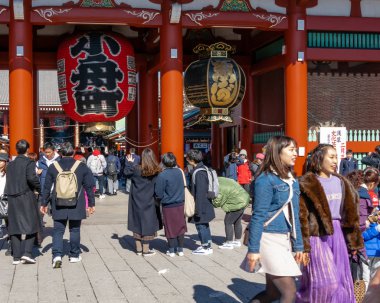Tokyo, Japonya - 1 Şubat 2019: Turist kalabalığından Asakusa Prefecture, Tokyo Sensoji tapınağı ziyaret edin. Senso-ji Budist tapınağı bodhisattva Kannon adanmış