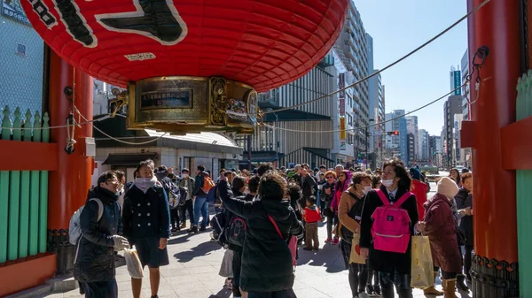Tokio Japonsko Února 2019 Dav Turistů Obří Červené Lucerny Kaminarimon — Stock fotografie