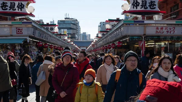 Tokyo Japan February 2019 Crowds Tourists Locals Walk Shop Nakamise — Stock Photo, Image