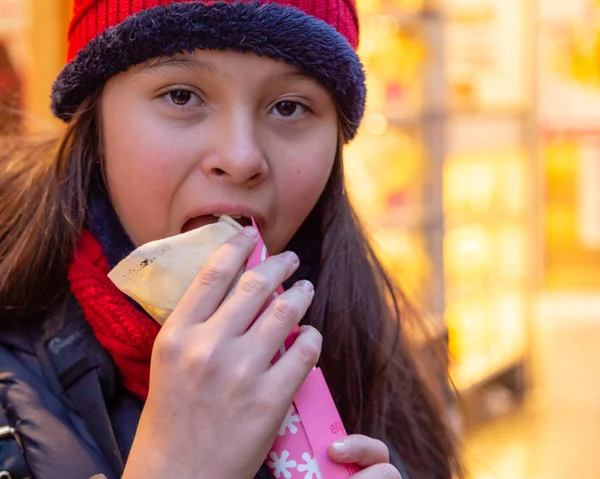 Asiático Menina Americana Comer Crepe — Fotografia de Stock