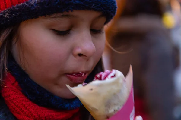 Asiático Menina Americana Comer Crepe — Fotografia de Stock