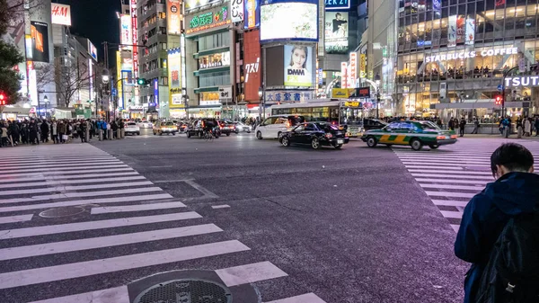 2012 渋谷の交差点で歩行者が渡る 世界で世界で最も有名な最も忙しいスクランブル横断歩道の一つです — ストック写真