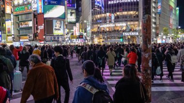 Tokyo, Japonya - 23 Aralık 2012: Yayalar Shibuya Crossing çapraz. Dünyanın en ünlü ve en yoğun kapış crosswalks dünyanın biridir.