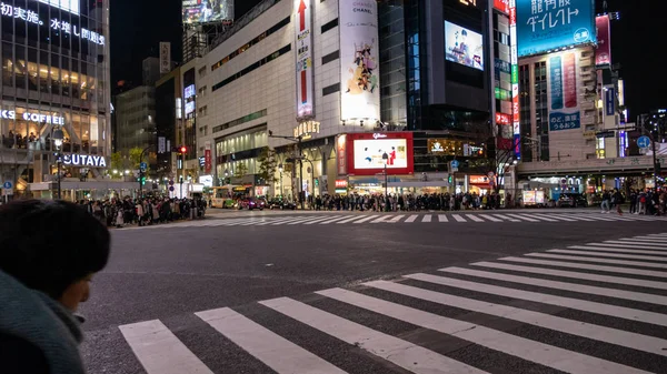 2012 渋谷の交差点で歩行者が渡る 世界で世界で最も有名な最も忙しいスクランブル横断歩道の一つです — ストック写真