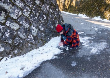 Karışık yarış ara kız kartopu yapma