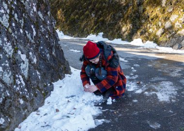 Karışık yarış ara kız kartopu yapma
