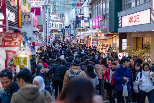 ТОКИО, Япония - 1 февраля 2019 года: Неизвестные идут по улице Такешита в Харадзюку, знаменитой японской модной улице косплея
