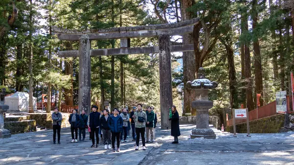 NIKKO, JAPON - 2 FÉVRIER 2019 : Des gens traversent Ishidori — Photo