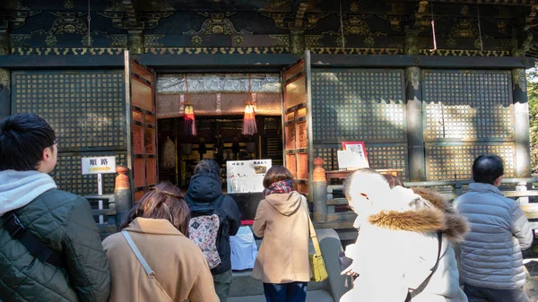 Nikkō, Japan - 2 februari 2019: Dyrkare vid inre okumiya sh — Stockfoto