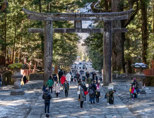 Nikkō, Japan - 2 februari 2019: Människor vandrar genom Ishidori — Stockfoto