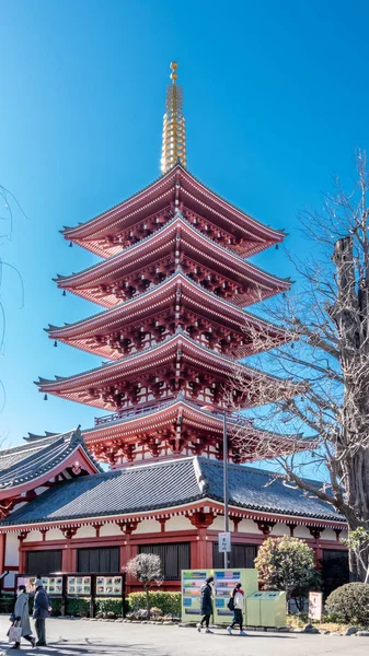 Turisté navštěvují Gojunoto pět Osmiúhlá pagoda Senso-ji Temple — Stock fotografie