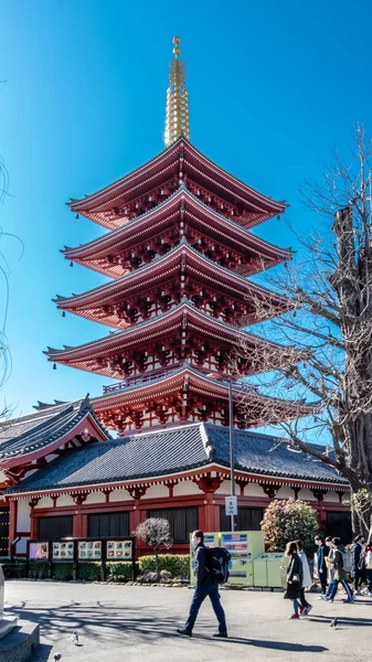 Turisté navštěvují, Gojunoto pět Osmiúhlá pagoda Senso-ji Temple — Stock fotografie