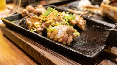 Japon Izakaya restau, çanak üzerinde ızgara tavuk servis