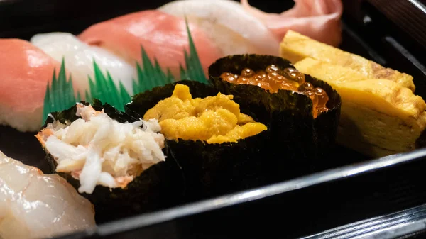 Sashimi ve nori-wrap suşi tabağı — Stok fotoğraf