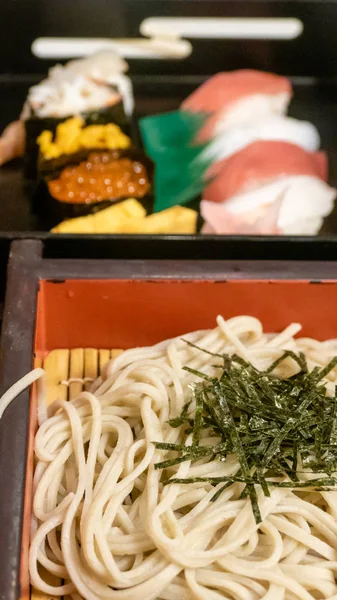 Macarrão Soba, sashimi e prato de sushi nori-wrap — Fotografia de Stock