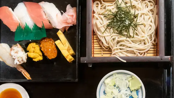 Macarrão Soba, sashimi e prato de sushi nori-wrap — Fotografia de Stock