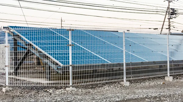 Panneaux solaires en zone urbaine, énergies alternatives — Photo