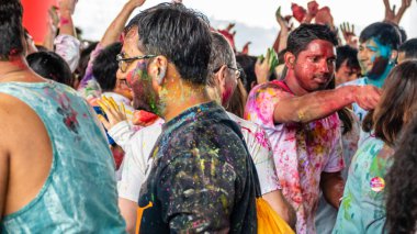Dans ve renklerin Holi festival kutluyor mutlu insanlar 