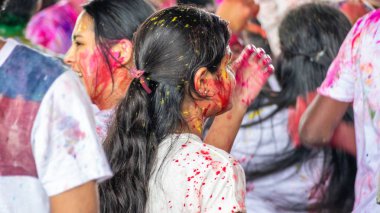 Dans ve renklerin Holi festival kutluyor mutlu insanlar 