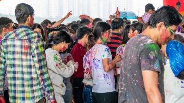Dans ve renklerin Holi festival kutluyor mutlu insanlar 