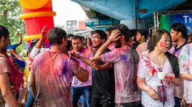 Dans ve renklerin Holi festival kutluyor mutlu insanlar 