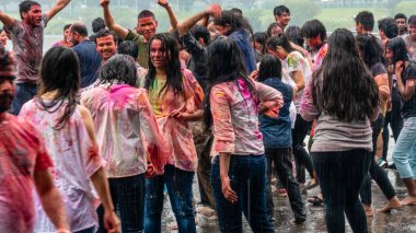 Dans ve renklerin Holi festival kutluyor mutlu insanlar 
