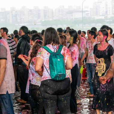 Dans ve renklerin Holi festival kutluyor mutlu insanlar 