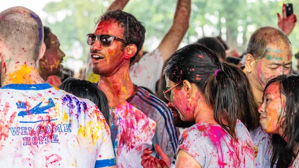 Gelukkige mensen, dansen en vieren van Holi festival van kleuren — Stockfoto