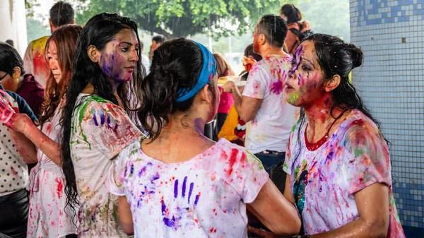 Szczęśliwi ludzie, taniec i obchody festiwalu Holi kolorów — Zdjęcie stockowe