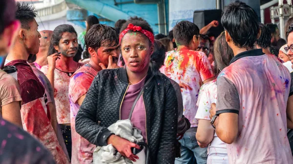 Gente feliz bailando y celebrando Holi festival de colores —  Fotos de Stock