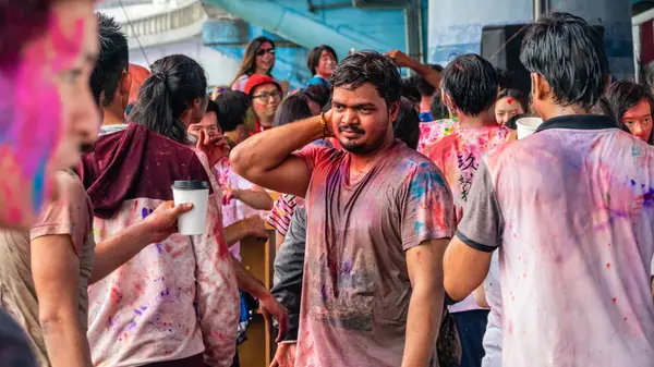 Des gens heureux dansent et célèbrent Holi festival des couleurs — Photo