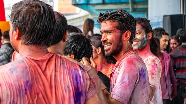 Gente feliz bailando y celebrando Holi festival de colores —  Fotos de Stock