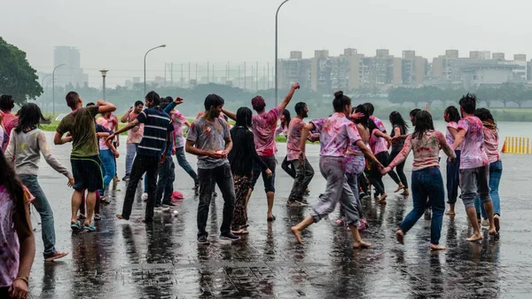 Pessoas felizes dançando e celebrando Holi festival de cores — Fotografia de Stock