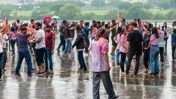 Gelukkige mensen, dansen en vieren van Holi festival van kleuren — Stockfoto