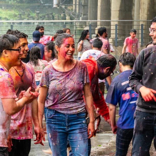 Szczęśliwi ludzie, taniec i obchody festiwalu Holi kolorów — Zdjęcie stockowe