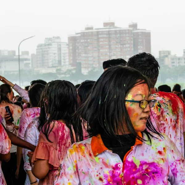 Gelukkige mensen, dansen en vieren van Holi festival van kleuren — Stockfoto