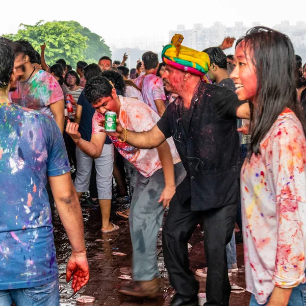 Gelukkige mensen, dansen en vieren van Holi festival van kleuren — Stockfoto