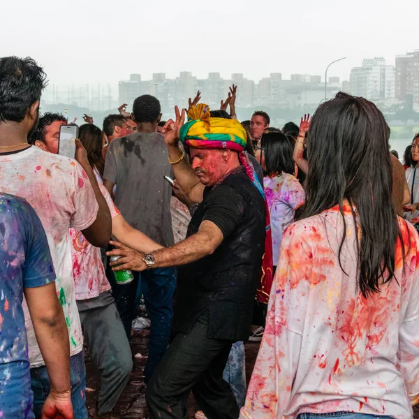 Szczęśliwi ludzie, taniec i obchody festiwalu Holi kolorów — Zdjęcie stockowe