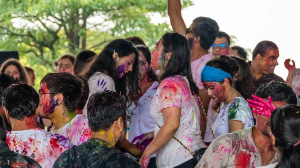 Gente feliz bailando y celebrando Holi festival de colores Imágenes De Stock Sin Royalties Gratis