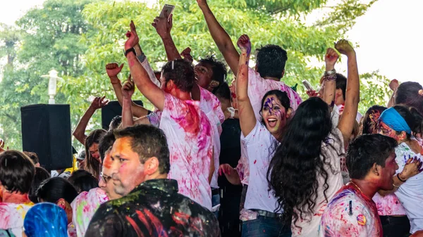 Gente feliz bailando y celebrando Holi festival de colores Imágenes De Stock Sin Royalties Gratis