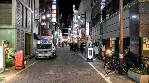 La gente en Nakacho, Ueno, un barrio rojo con muchos clubes a —  Fotos de Stock
